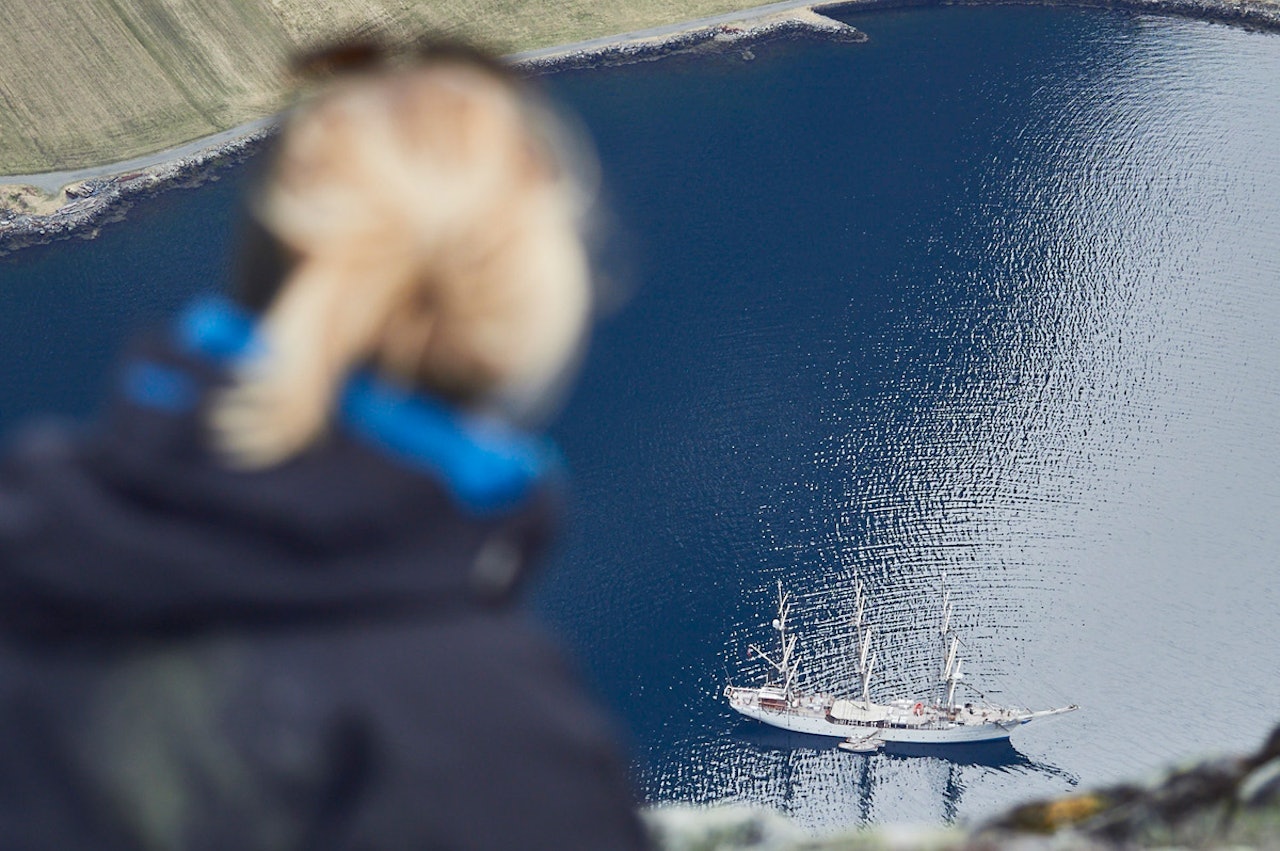 FJELL OG SKIP: Seilskuta Christian Radich gir et unikt utgangspunkt for å komme seg til fjells med ski. Foto: Timme Ellingjord/ Hvitblikk FJELL OG SKIP: Seilskuta Christian Radich gir et unikt utgangspunkt for å komme seg til fjells med ski. Foto: Timme Ellingjord/ Hvitblikk