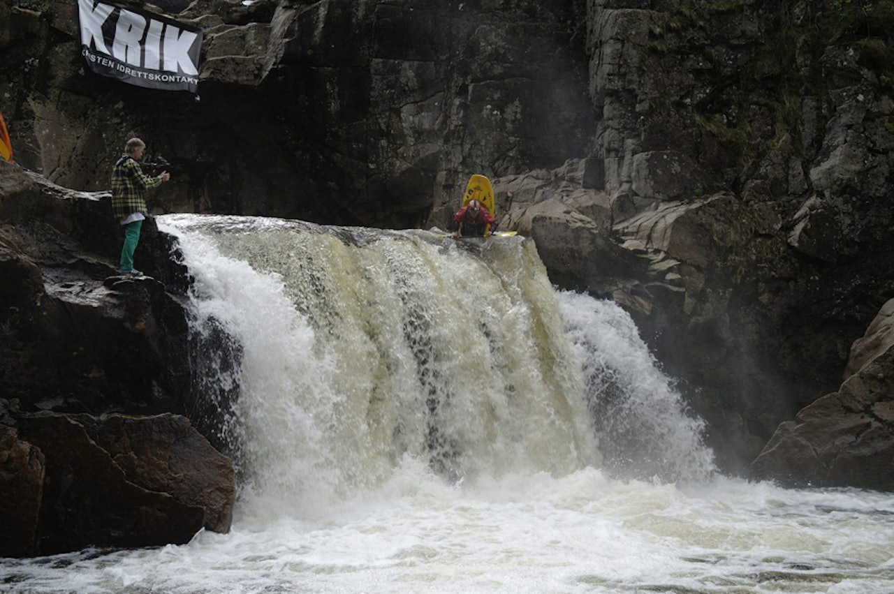 FREESTYLE: Triksing utfor fossefall er ganske tøft. Her er det er KRIKer som bryter seg på en frontflip. FREESTYLE: Triksing utfor fossefall er ganske tøft. Her er det er KRIKer som bryter seg på en frontflip.