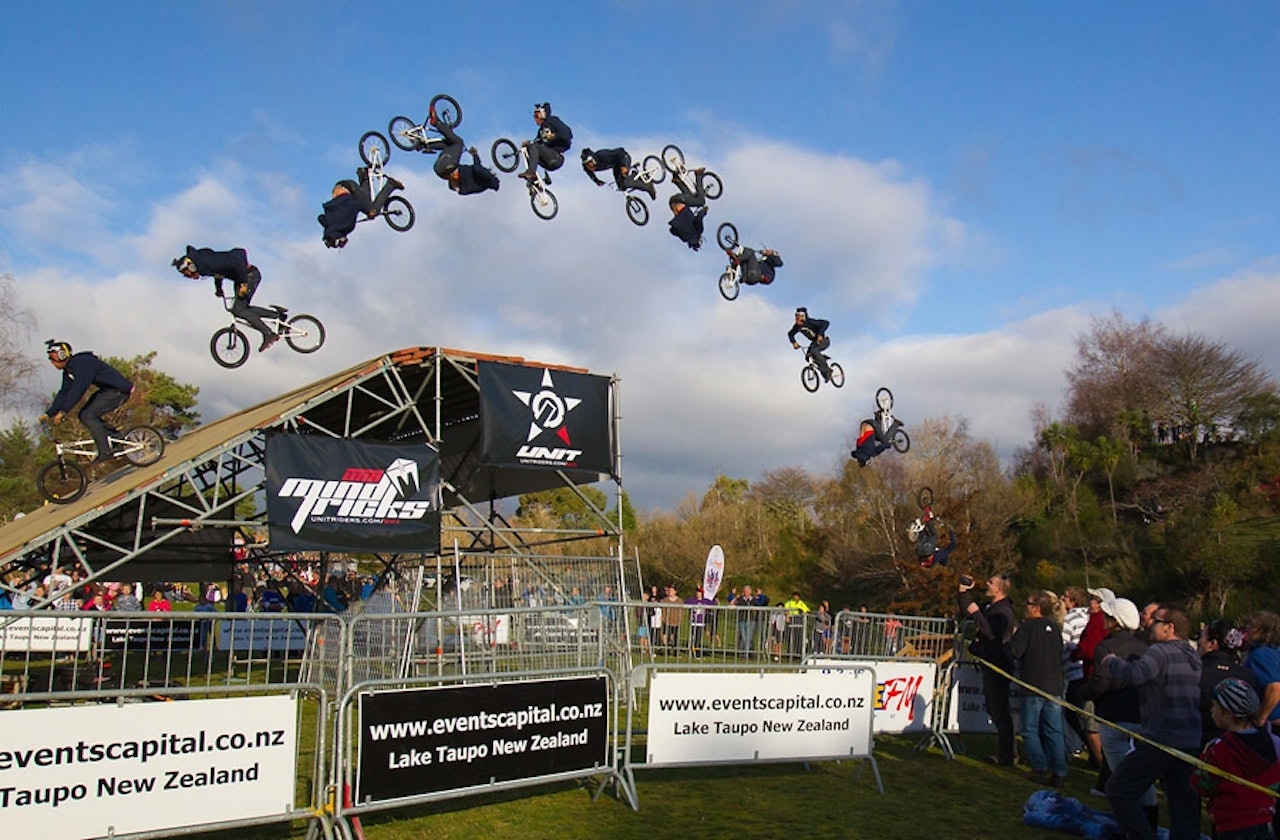 VERDENS FØRSTE: Trippel backlflip på BMX-sykkel. Bilde: Vitalbmx.com VERDENS FØRSTE: Trippel backlflip på BMX-sykkel. Bilde: Vitalbmx.com