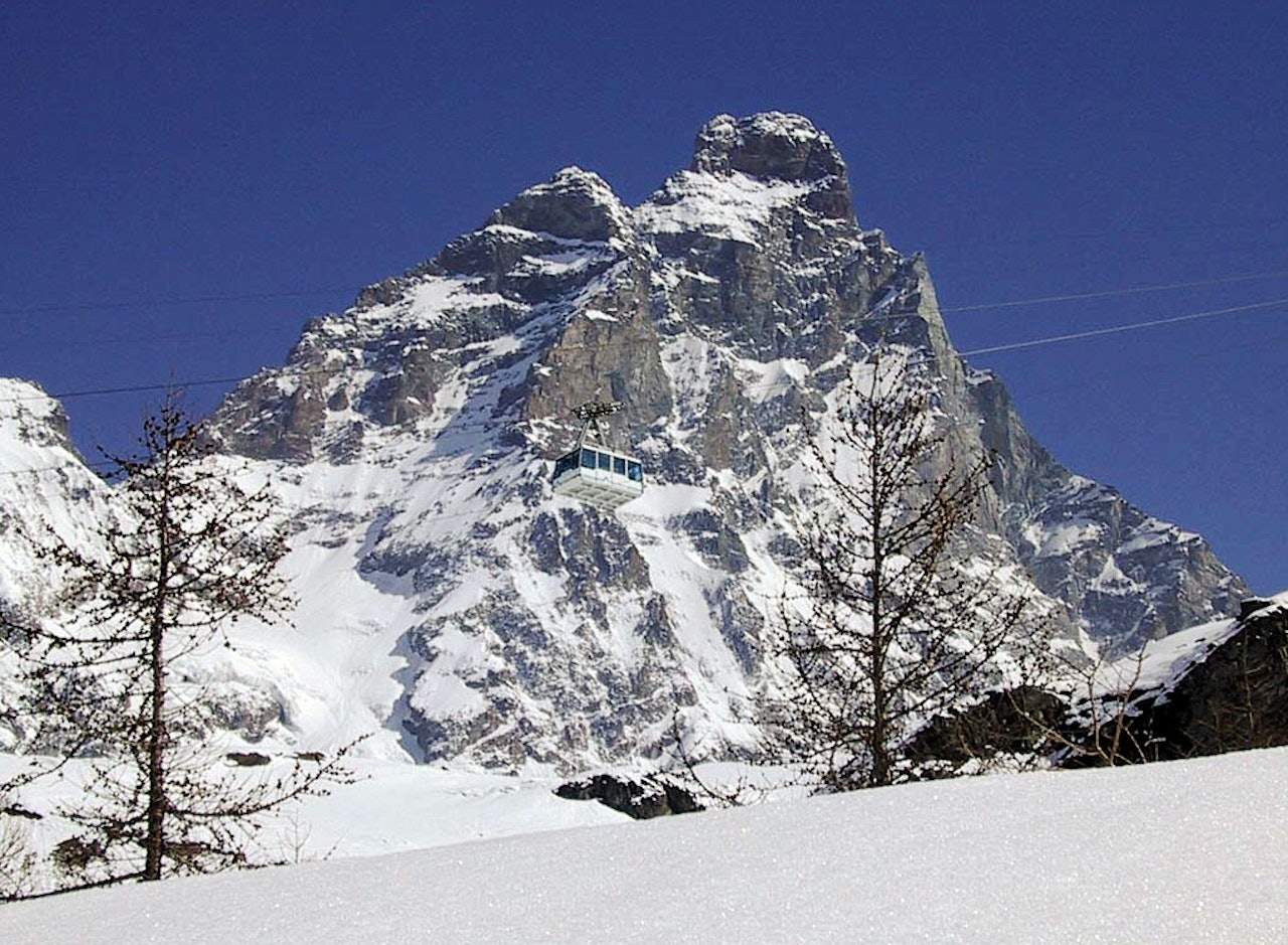 HEI SVEITS: Matterhorn er riktignok et mektigere skue sett fra Sveits enn Italia, men Cervinia får også gleden av å se det ikoniske fjellet - og har i dag dessuten mer snø enn sveitserne. 