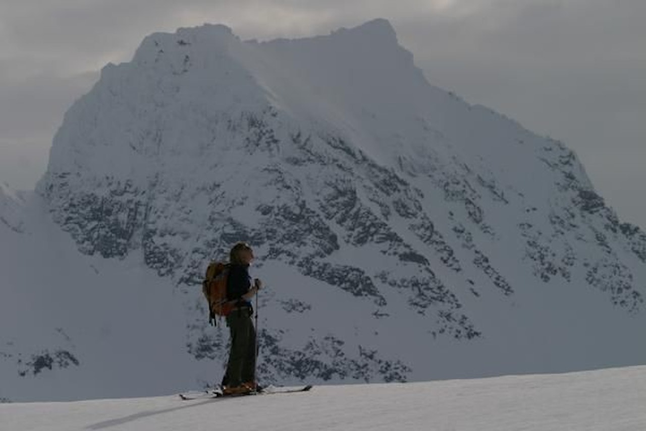 SPARKER FRA SEG: Renna ned Smørskredtind (1630 moh) på Sunnmøre omtales av flere som voksen. Renna er ikke med i konkurransen siden vi ikke har mottatt noe bidrag med den, men viser den frem likevel. Foto: Simen Berg. SPARKER FRA SEG: Renna ned Smørskredtind (1630 moh) på Sunnmøre omtales av flere som voksen. Renna er ikke med i konkurransen siden vi ikke har mottatt noe bidrag med den, men viser den frem likevel. Foto: Simen Berg.