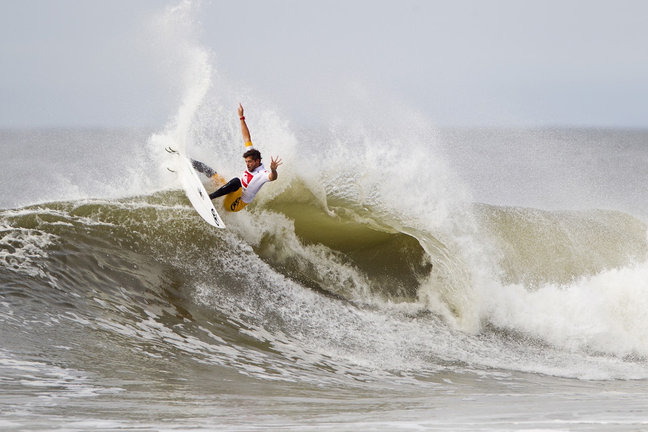 SAMBAEN ER LØS: Alejo Muniz er én av tre brasser i kvartfinalen, og en klar utfordrer til Bilde: Rowland / Quiksilver SAMBAEN ER LØS: Alejo Muniz er én av tre brasser i kvartfinalen, og en klar utfordrer til Bilde: Rowland / Quiksilver