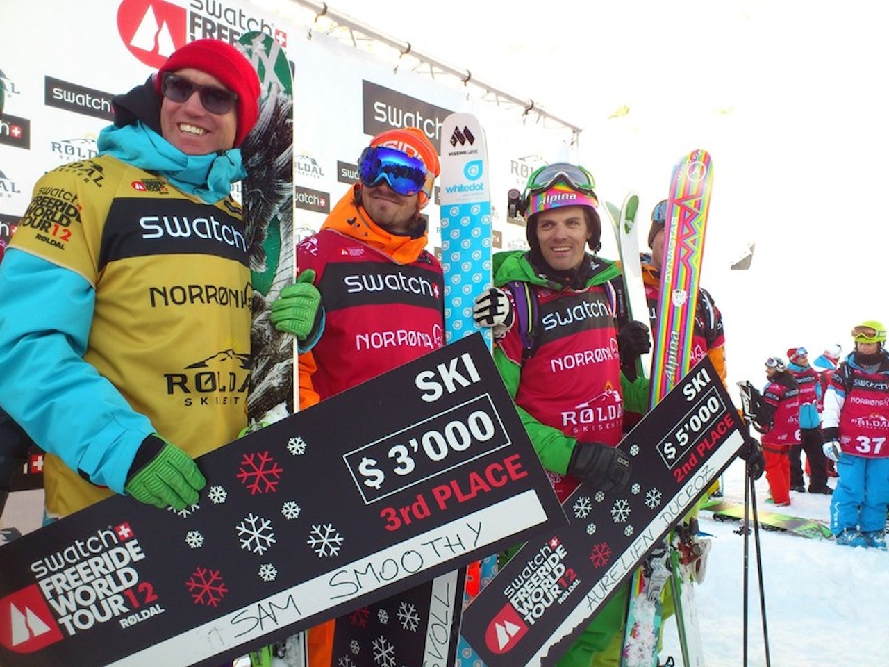 VINNERNE: Dennis Risvoll ble første norske, mannlige kjører som vant en FWT-konkurranse. Her er han på seierspallen med Sam Smoothy og Aurelien Ducroz. VINNERNE: Dennis Risvoll ble første norske, mannlige kjører som vant en FWT-konkurranse. Her er han på seierspallen med Sam Smoothy og Aurelien Ducroz.