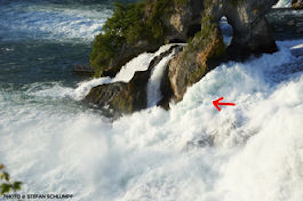 STORT: Mariann Sæther blir liten i møtet med vannmassene i Rhienfall. Foto: Stefan Schlumpf STORT: Mariann Sæther blir liten i møtet med vannmassene i Rhienfall. Foto: Stefan Schlumpf