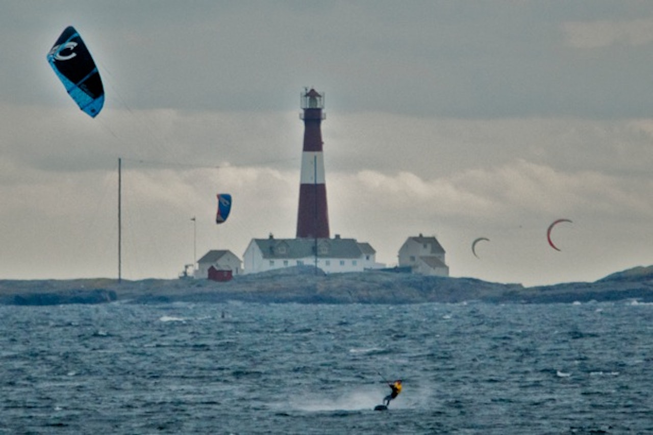 SPESIELT: Færer Fyr er et landemerke, og havet rundt er et værhardt men spektakulært konkurranseområde. Foto: Helge Rotnes SPESIELT: Færer Fyr er et landemerke, og havet rundt er et værhardt men spektakulært konkurranseområde. Foto: Helge Rotnes