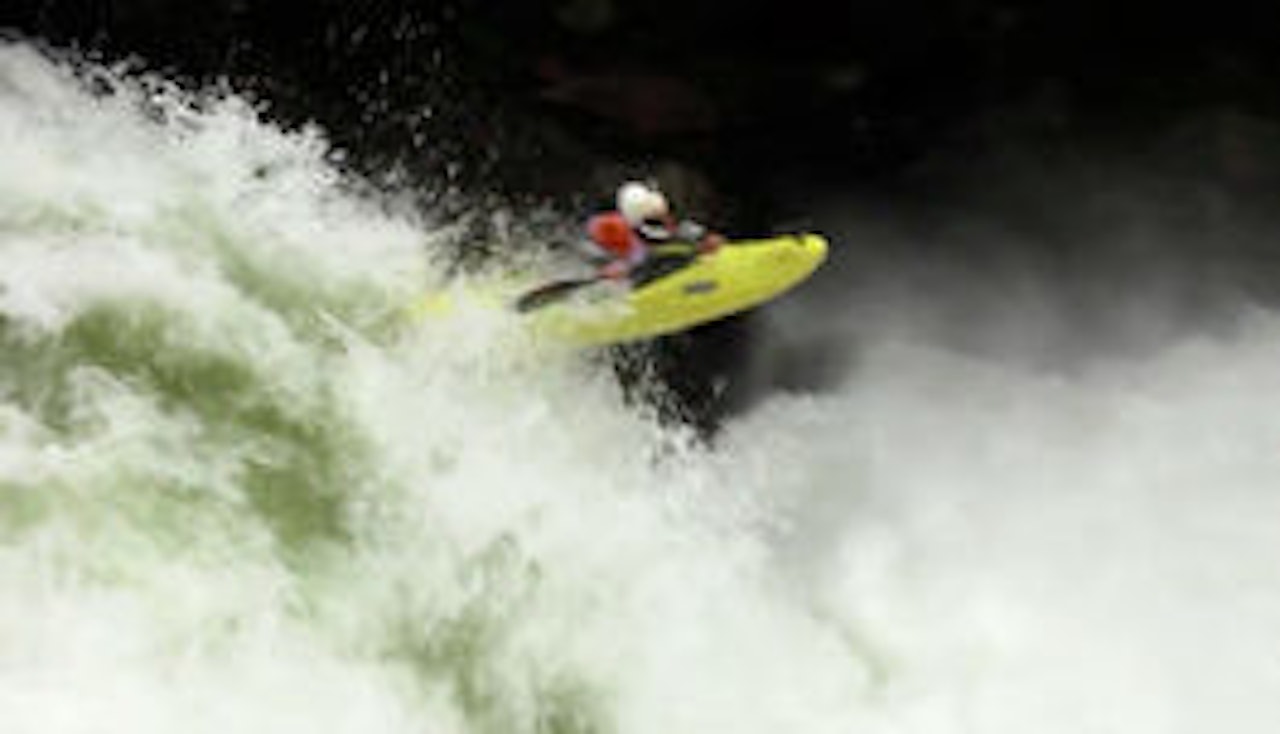 BRATT: Stort volum og bratte stryk på brattpadlingskonkurransen i Canada. BRATT: Stort volum og bratte stryk på brattpadlingskonkurransen i Canada.
