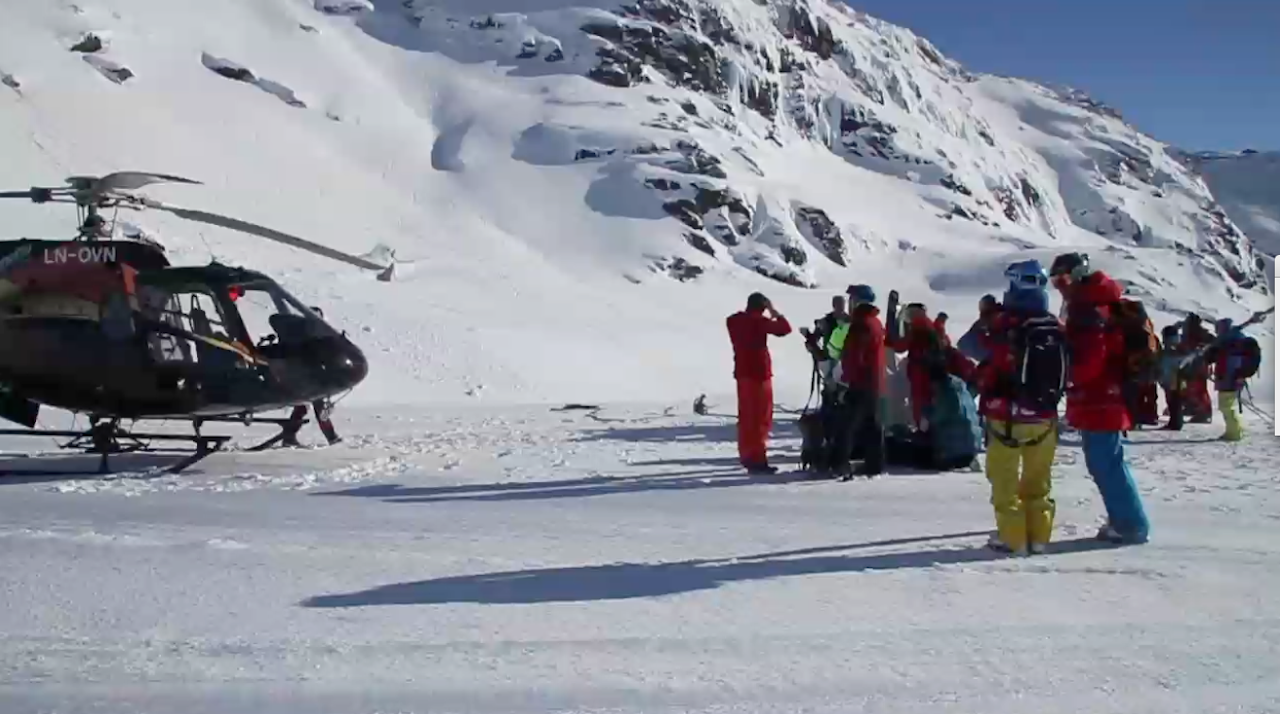 FLYR HØYT: På grunn av skredfaren ble kjørerne løftet opp til starten av facen med helikopter. Foto: Susanna Taylor. FLYR HØYT: På grunn av skredfaren ble kjørerne løftet opp til starten av facen med helikopter. Foto: Susanna Taylor.