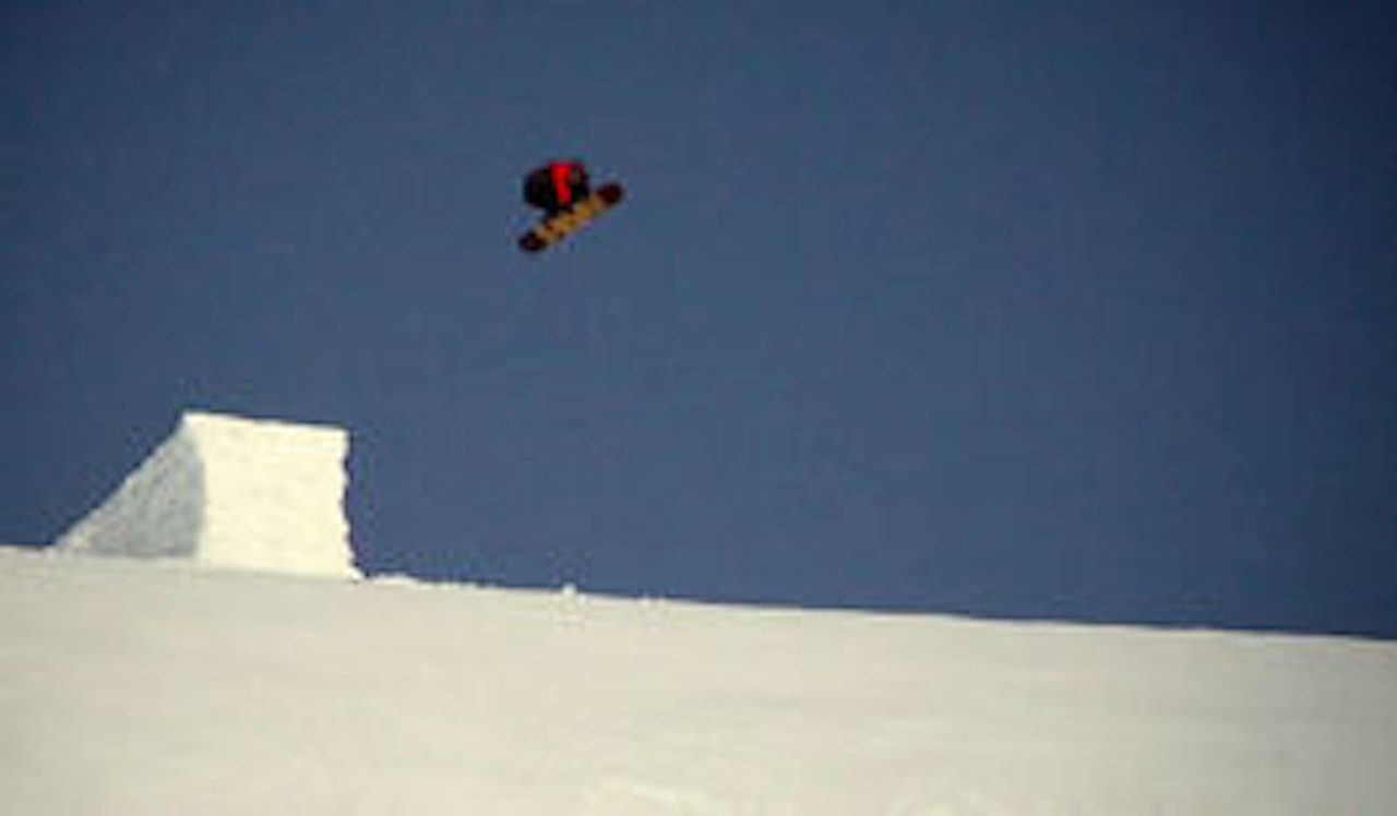 DRAR PÅ: Fredrik Evensen har vært på Grotli og bygd hopp. DRAR PÅ: Fredrik Evensen har vært på Grotli og bygd hopp.