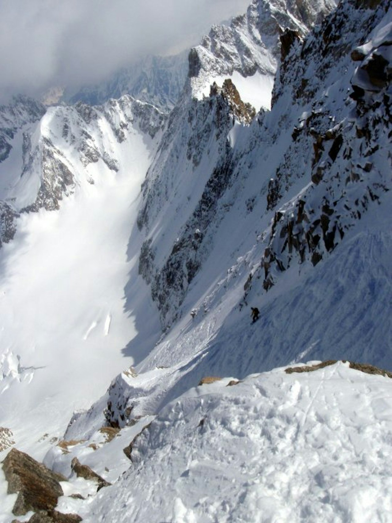 RÅTT UANSETT: Dette er ingen norsk renne, men vi lar oss imponere og viser det frem likevel. Erling Magnus Solheim på vei ned Couloir Barbey, på østsiden av Aig Argentiere 3900moh i Chamonix. Foto: Sigurd Løvfall. RÅTT UANSETT: Dette er ingen norsk renne, men vi lar oss imponere og viser det frem likevel. Erling Magnus Solheim på vei ned Couloir Barbey, på østsiden av Aig Argentiere 3900moh i Chamonix. Foto: Sigurd Løvfall.