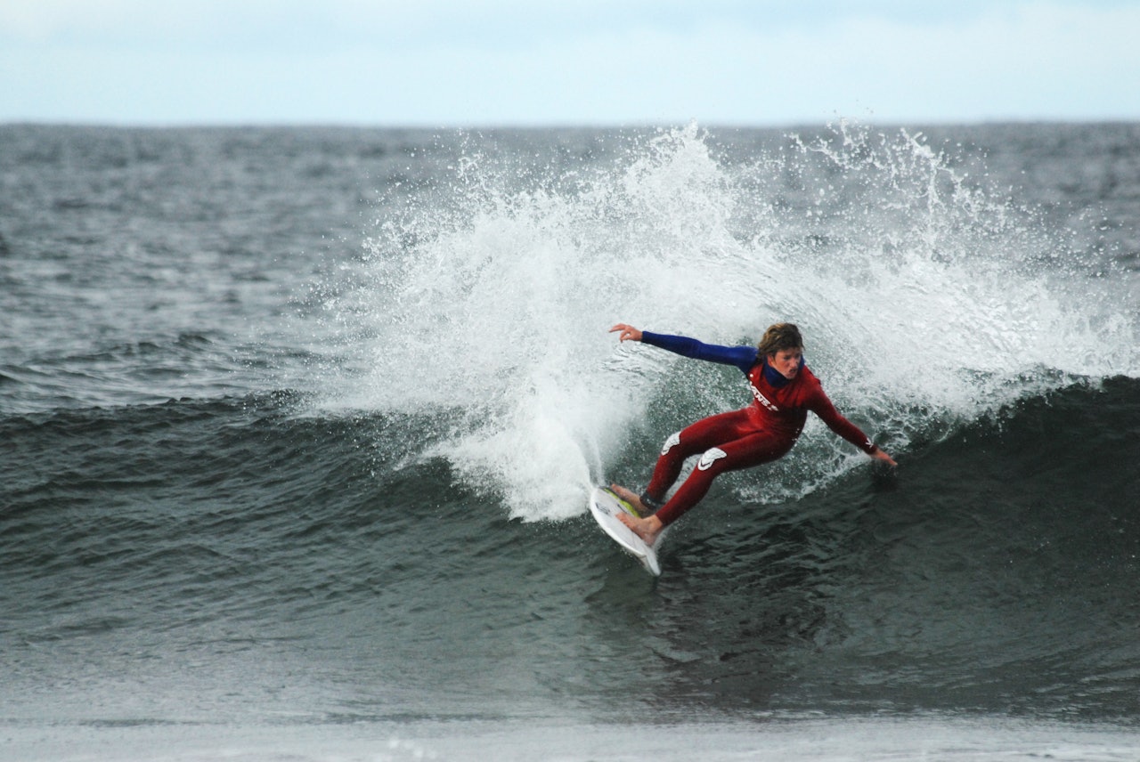 MORGENSURF: Det var ikke rart de lokale surferne fikk hakeslepp, da Vans-gutta og Nathan Florence, plutslig troppet opp på stranda. Foto: Anne-Chr. Meling MORGENSURF: Det var ikke rart de lokale surferne fikk hakeslepp, da Vans-gutta og Nathan Florence, plutslig troppet opp på stranda. Foto: Anne-Chr. Meling