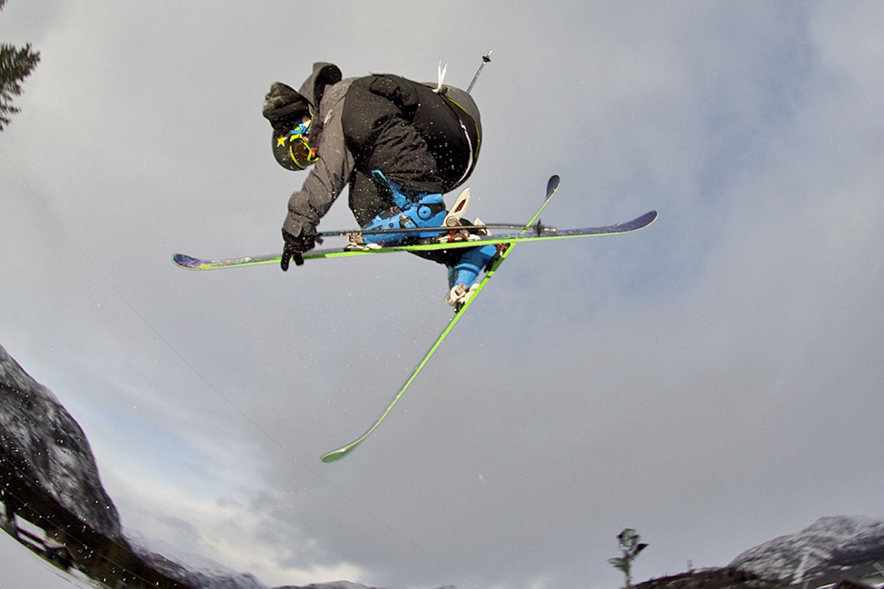 FØR ULYKKEN: Gabriel fikk gjort en fet 360 før krasjen med tønna. Foto: Kalle Hägglund FØR ULYKKEN: Gabriel fikk gjort en fet 360 før krasjen med tønna. Foto: Kalle Hägglund