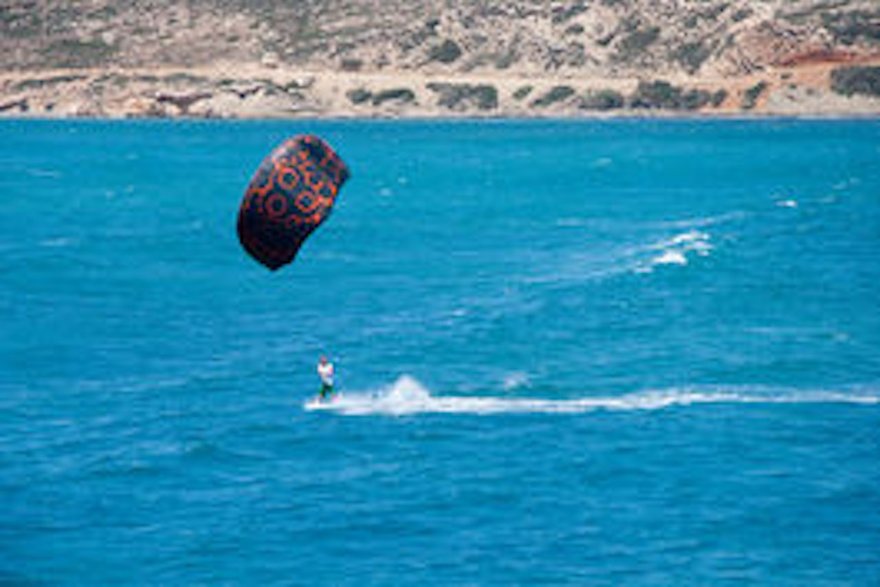STABIL VIND: Rhodos funker fint for kite. Foto: Sideshore. STABIL VIND: Rhodos funker fint for kite. Foto: Sideshore.