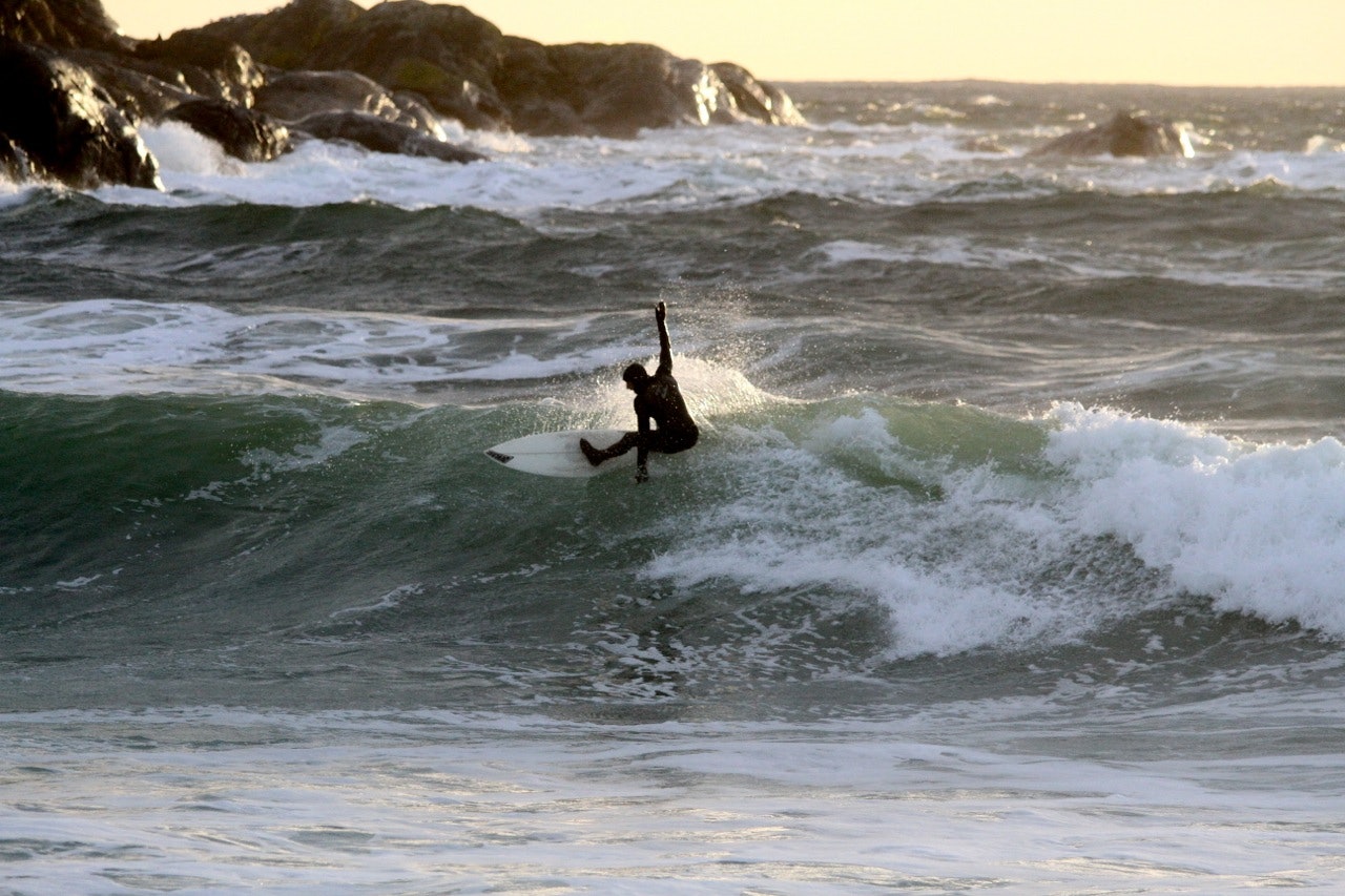 SALTSTEIN: Andre Van Der Eynden koser seg i bølgene. SALTSTEIN: Andre Van Der Eynden koser seg i bølgene.