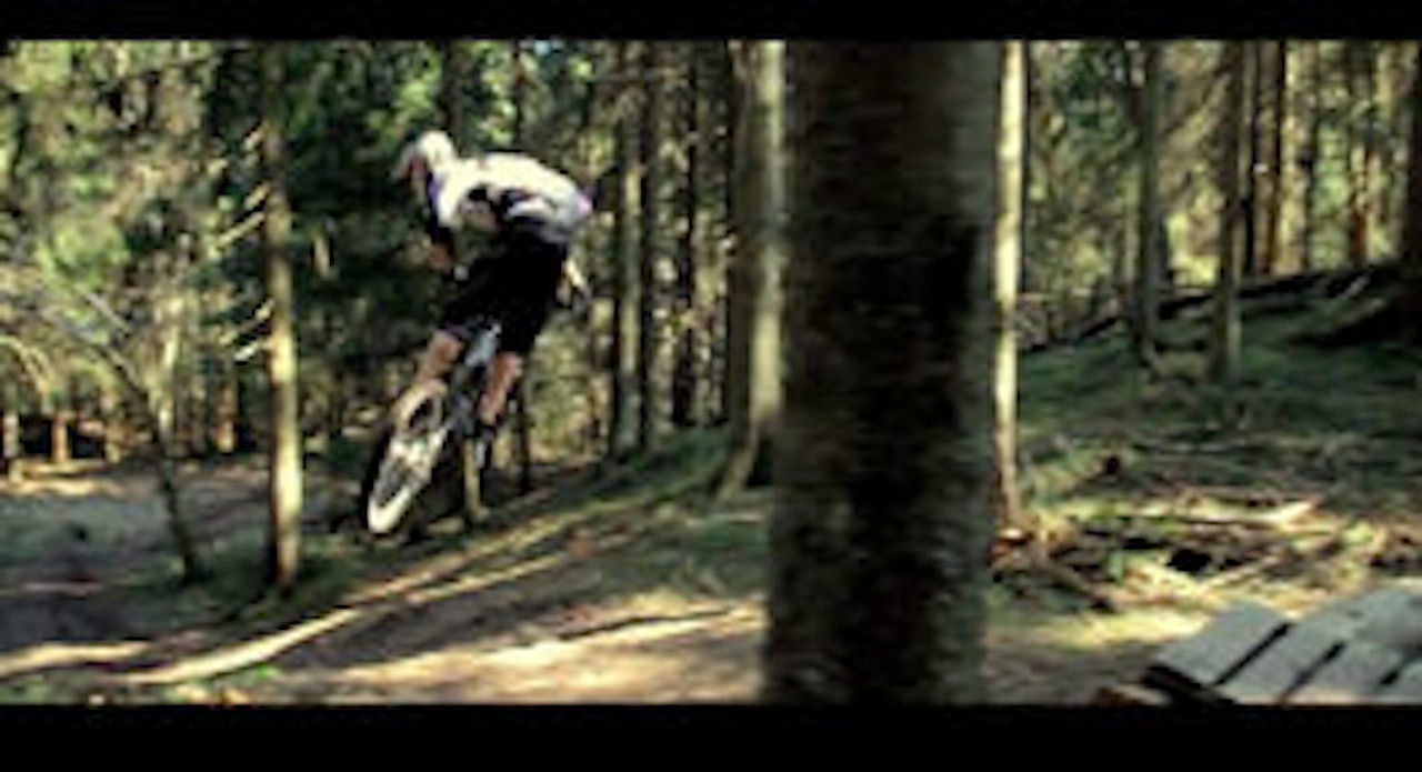 DRAR PÅ: Herman Bøgeberg tar luft ved Frognerseteren. DRAR PÅ: Herman Bøgeberg tar luft ved Frognerseteren.