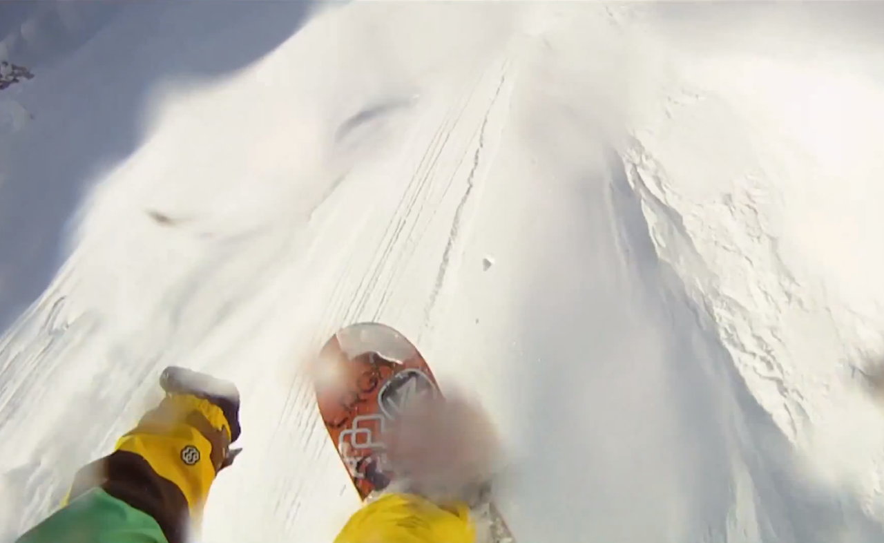 LUFTIG: John Jackson hopper ut av spinen. Bortenfor kjører Travis Rice og Mark Landvik. LUFTIG: John Jackson hopper ut av spinen. Bortenfor kjører Travis Rice og Mark Landvik.