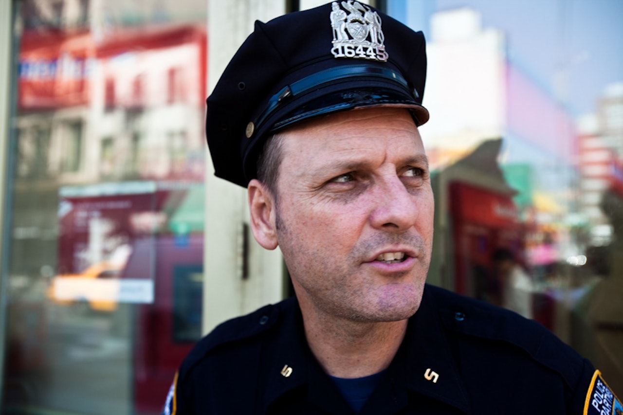 HAR PEILING: Denne politimannen visste godt at det surfes i New York, og kunne fortelle oss veien til Long Beach. Bilde: Christian Nerdrum HAR PEILING: Denne politimannen visste godt at det surfes i New York, og kunne fortelle oss veien til Long Beach. Bilde: Christian Nerdrum