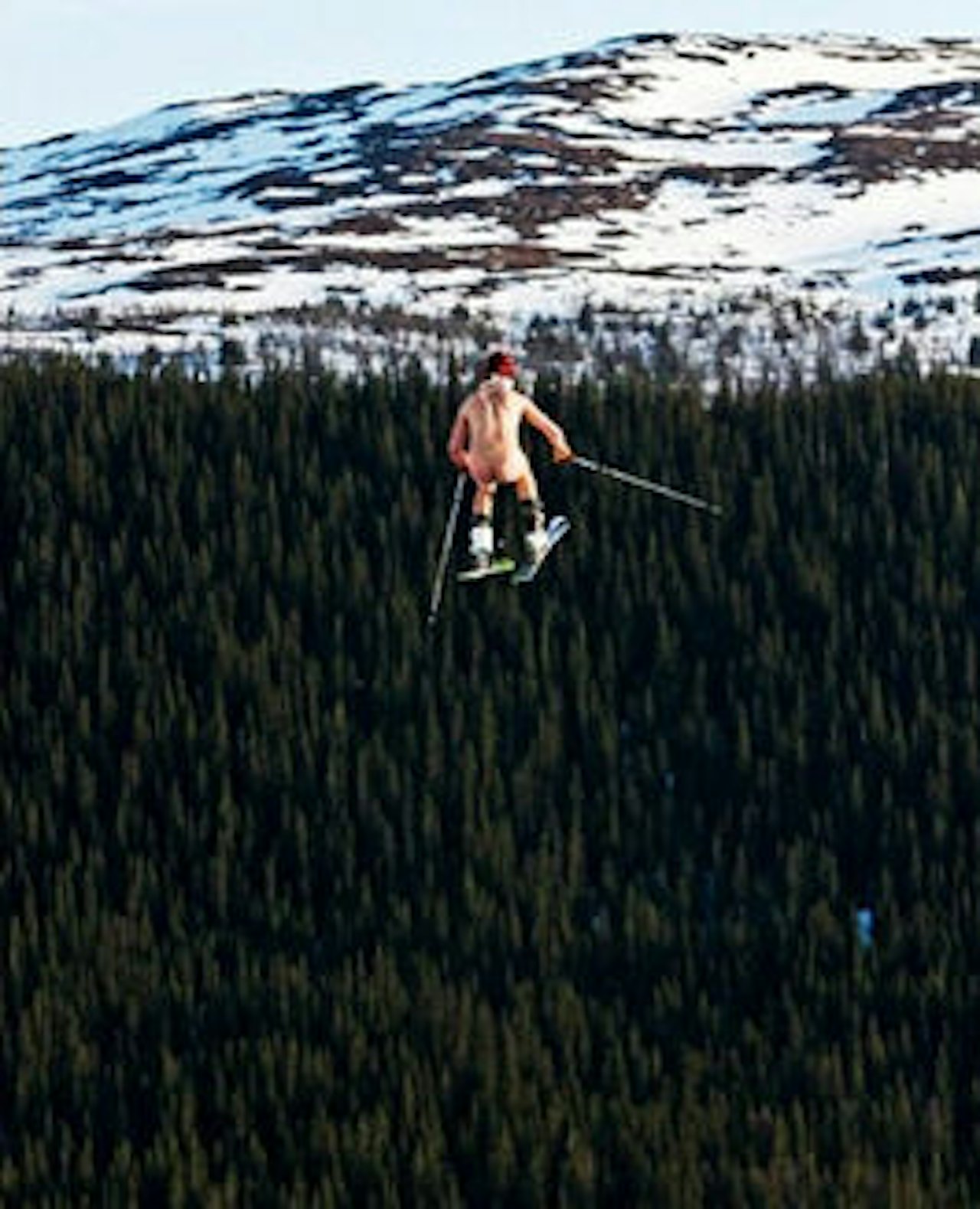 PÅSKEHAREN: Videoen av Adam Müllers nakenstunt har gått verden rundt. Foto: facebook