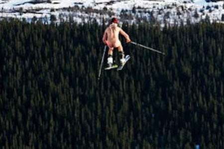 PÅSKEHAREN: Videoen av Adam Müllers nakenstunt har gått verden rundt. Foto: facebook PÅSKEHAREN: Videoen av Adam Müllers nakenstunt har gått verden rundt. Foto: facebook