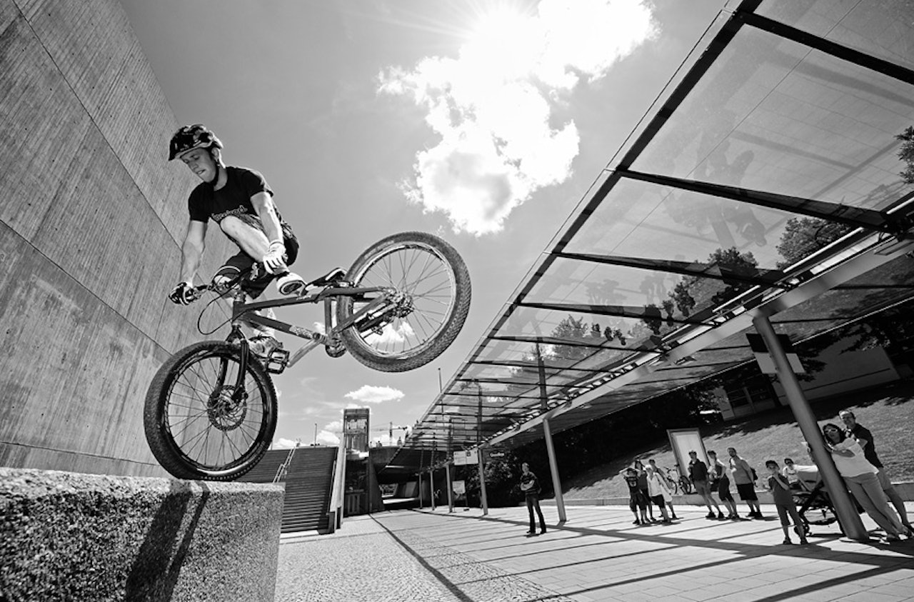 YOUTUBE: Danny MacAskill har brukt youtube til å bygge seg en karriere innen streetsykling, og nå har han reist til Sverige for å vise kunster. YOUTUBE: Danny MacAskill har brukt youtube til å bygge seg en karriere innen streetsykling, og nå har han reist til Sverige for å vise kunster.