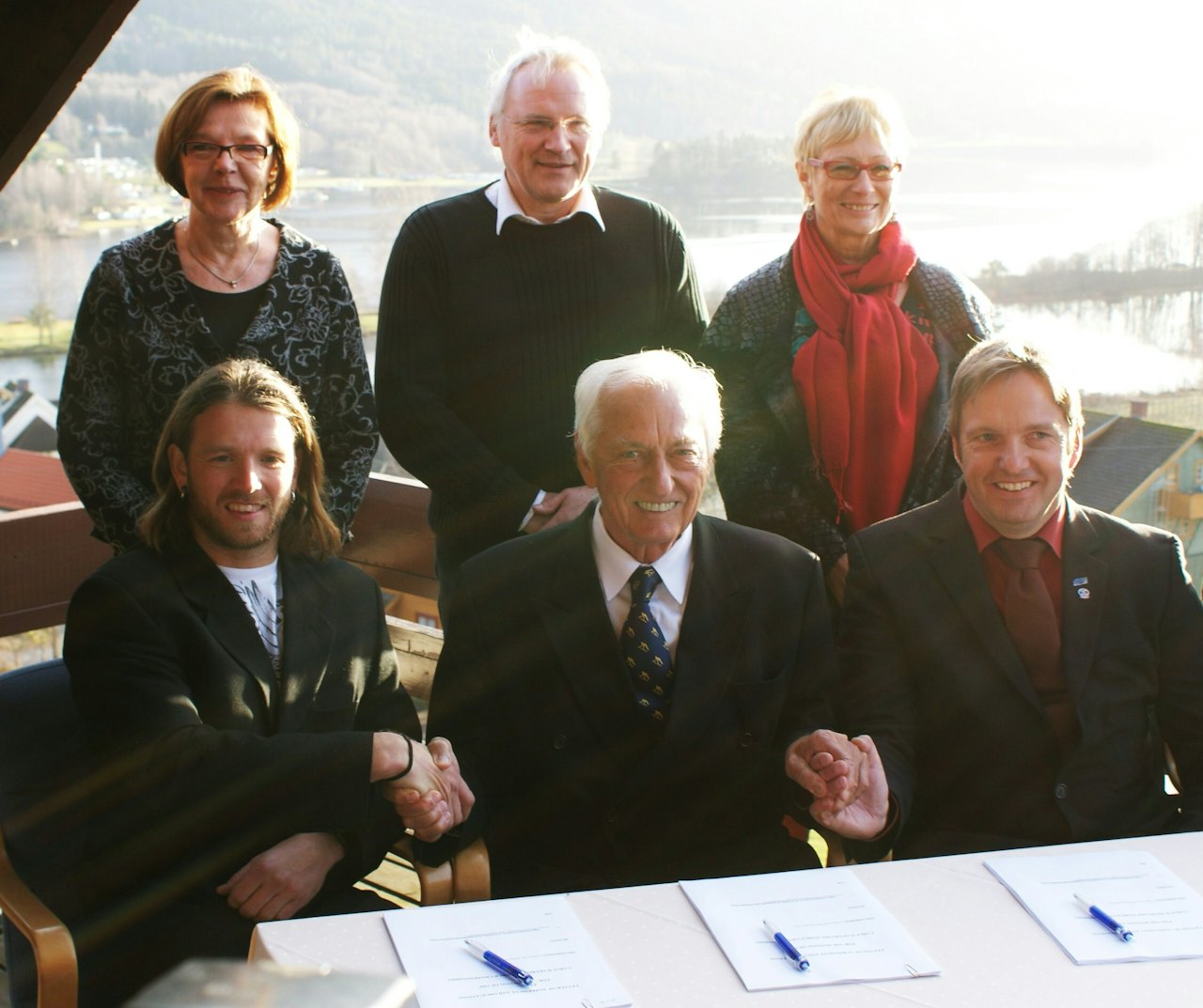 HANDSHAKE: Fv: Egil Furre - President i Norges vannski og wakeboardforbund, Kuno Ritschard – president i det internasjonale vannski og wakeboardforbundet, Uwe Goldstein – styreleder i IWWFs utviklingskomitee for wakeboard kabel. Bak fv: Ordfører Hans Sundsvalen fra Sauherad flankert av Elisabeth Nilsen (t.v.) og Lise Wiik (t.h) fra Telemark fylkeskommune og Telemark utviklingsfondFoto: Michael Kjellander. HANDSHAKE: Fv: Egil Furre - President i Norges vannski og wakeboardforbund, Kuno Ritschard – president i det internasjonale vannski og wakeboardforbundet, Uwe Goldstein – styreleder i IWWFs utviklingskomitee for wakeboard kabel. Bak fv: Ordfører Hans Sundsvalen fra Sauherad flankert av Elisabeth Nilsen (t.v.) og Lise Wiik (t.h) fra Telemark fylkeskommune og Telemark utviklingsfondFoto: Michael Kjellander.