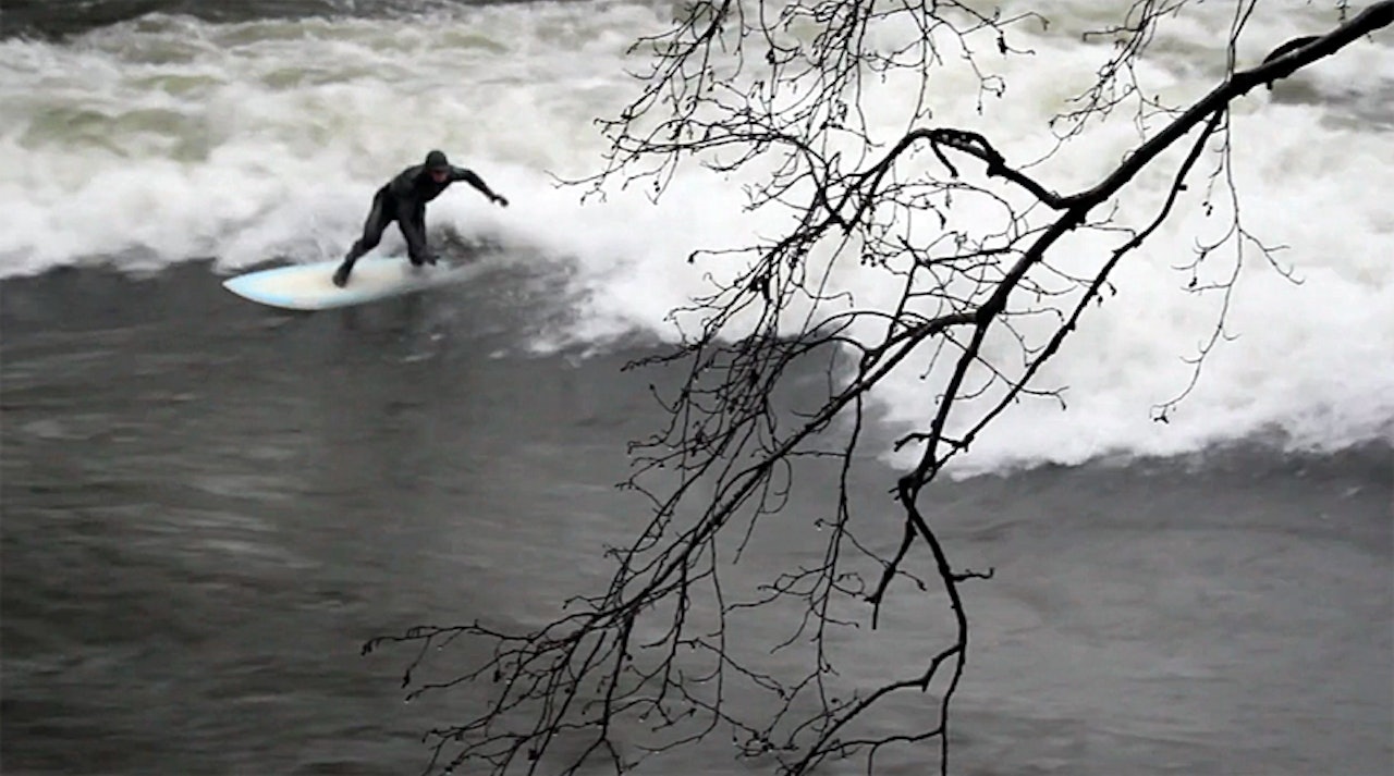 SURF: Pål Lindseth starta med surfing på elvebølgene i Voss for mange år siden, men sist søndag surfa han Milkywave for andre gang. SURF: Pål Lindseth starta med surfing på elvebølgene i Voss for mange år siden, men sist søndag surfa han Milkywave for andre gang.