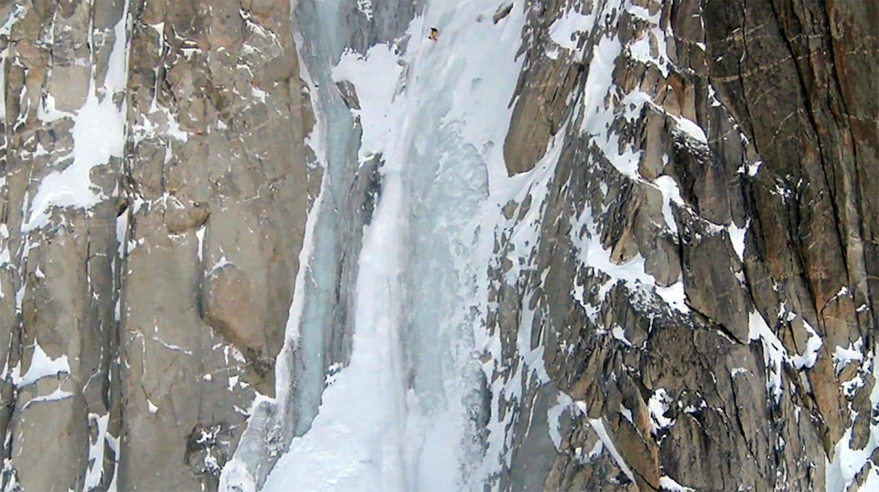 FAST FØRE: Xavier de le Rue spanderte på seg selv en stoppsving like før han kjørte ett utfor isfallet. FAST FØRE: Xavier de le Rue spanderte på seg selv en stoppsving like før han kjørte ett utfor isfallet.