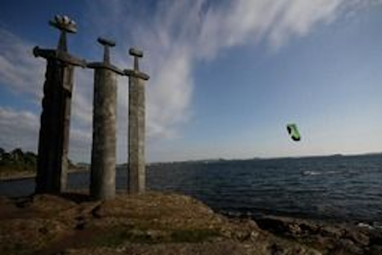 DRAMATISK: Kari Schibevaag kiter ved Sverd i stein. Foto: Inger Lise Hole. DRAMATISK: Kari Schibevaag kiter ved Sverd i stein. Foto: Inger Lise Hole.