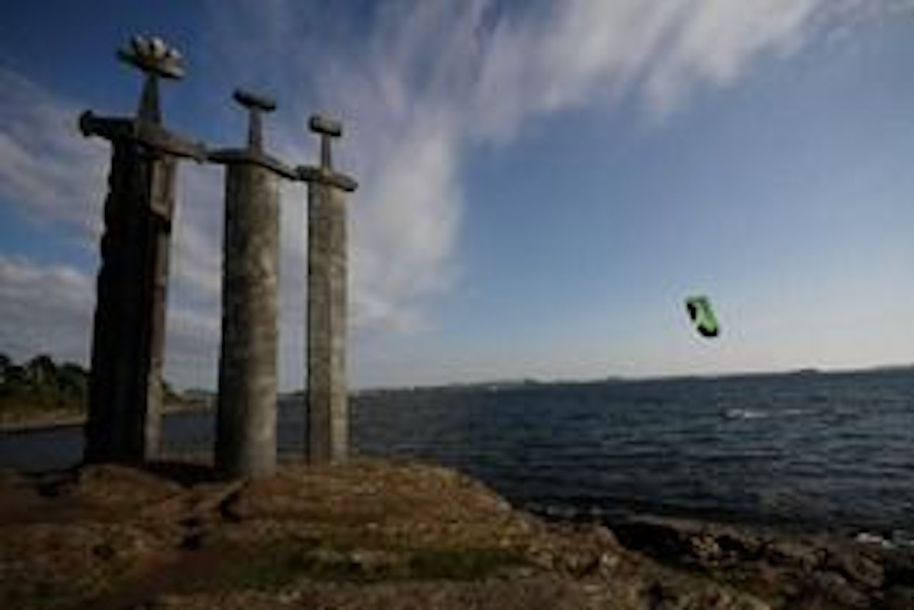 DRAMATISK: Kari Schibevaag kiter ved Sverd i stein. Foto: Inger Lise Hole.
