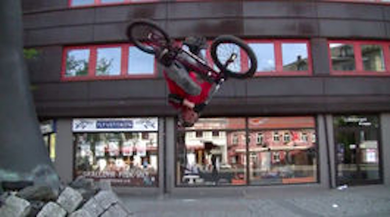 OPP/ NED: dette er ikke første gang Adrian Tell er opp/ ned med sykkel. OPP/ NED: dette er ikke første gang Adrian Tell er opp/ ned med sykkel.