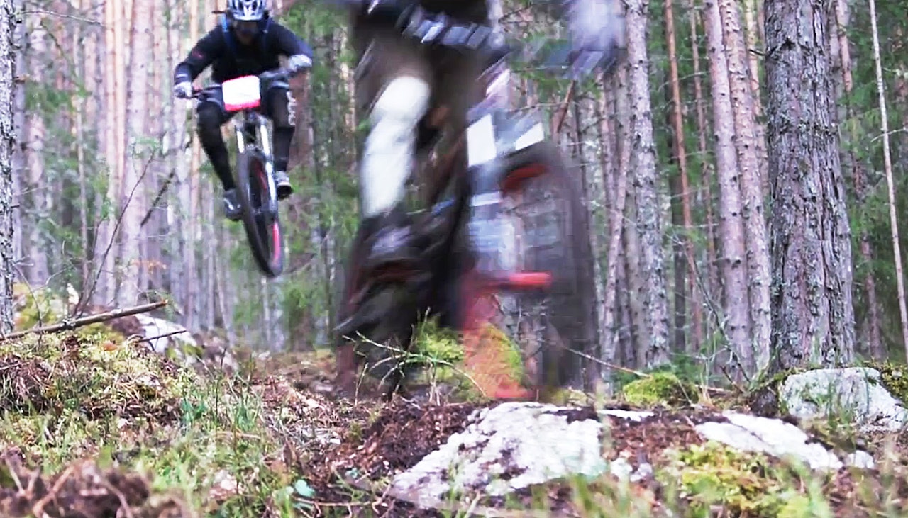 NESTEN SNØFRITT: Joar Sørvik Solem og Arild Brun Kjeldaas finner flyten under Nesbyen Freeride Camp. NESTEN SNØFRITT: Joar Sørvik Solem og Arild Brun Kjeldaas finner flyten under Nesbyen Freeride Camp.