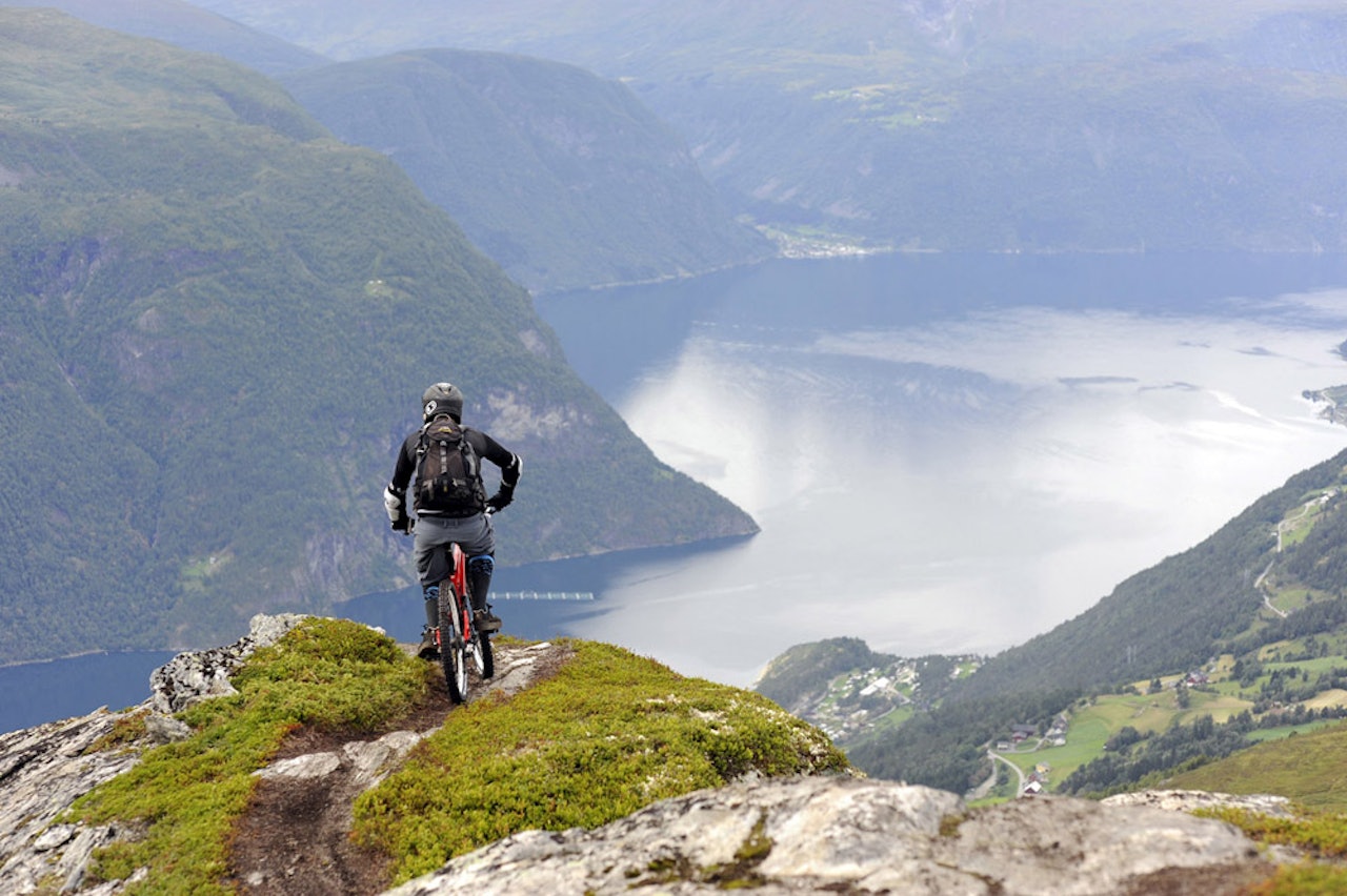 MAKELØSE OMGIVELSER: Fjørå byr på stisykling i noe av det flotteste terrenget Norge har å by på. Foto: Christian Nørstebø MAKELØSE OMGIVELSER: Fjørå byr på stisykling i noe av det flotteste terrenget Norge har å by på. Foto: Christian Nørstebø