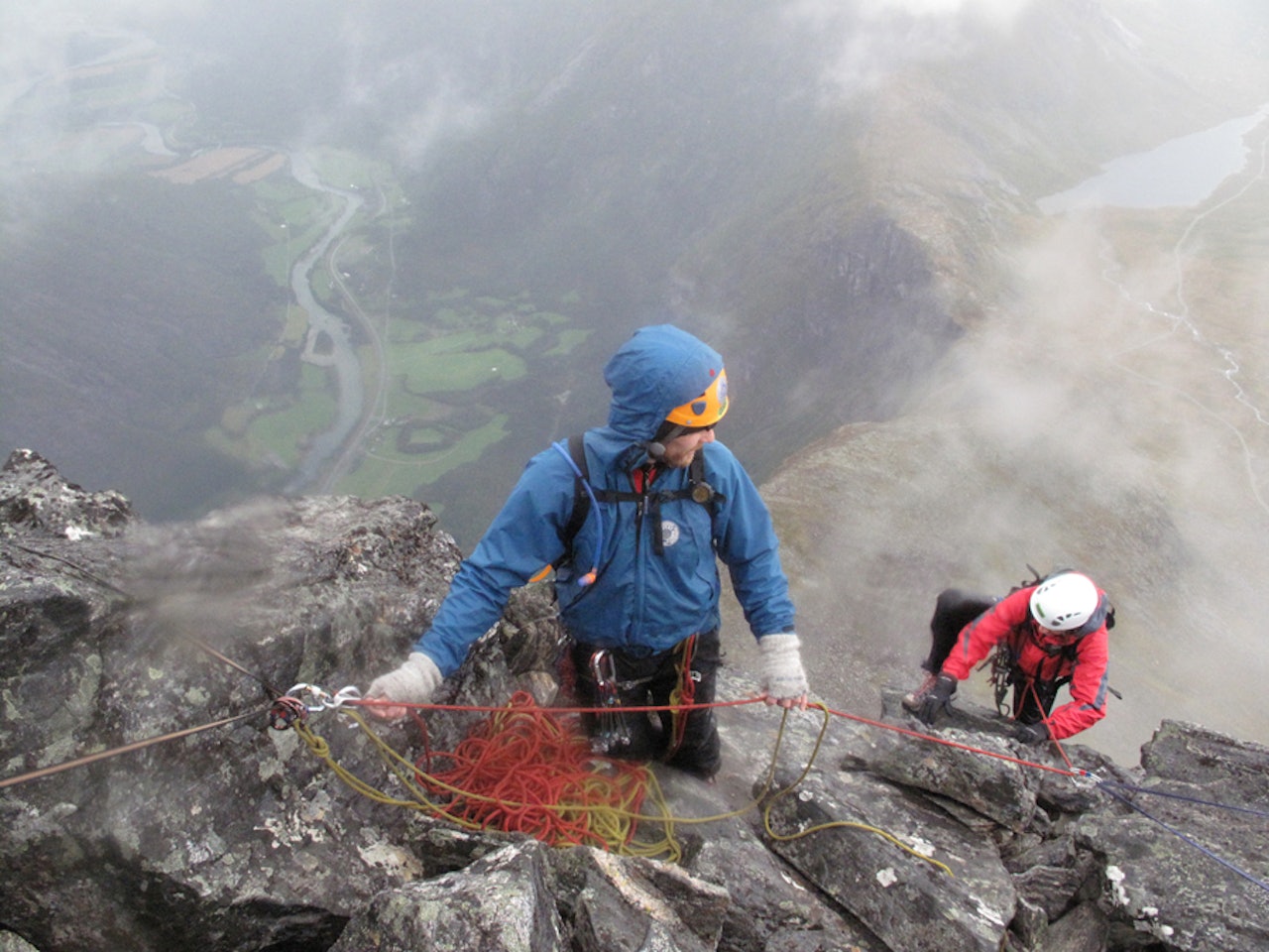FØREREN: Tindevegleder Tor Olav Naalsund sørger for at Karine Pignatel finner riktig vei, og kommer til topps på Romsdalshorn med god sikkerhetsmargin. Foto: Erlend Sande. FØREREN: Tindevegleder Tor Olav Naalsund sørger for at Karine Pignatel finner riktig vei, og kommer til topps på Romsdalshorn med god sikkerhetsmargin. Foto: Erlend Sande.