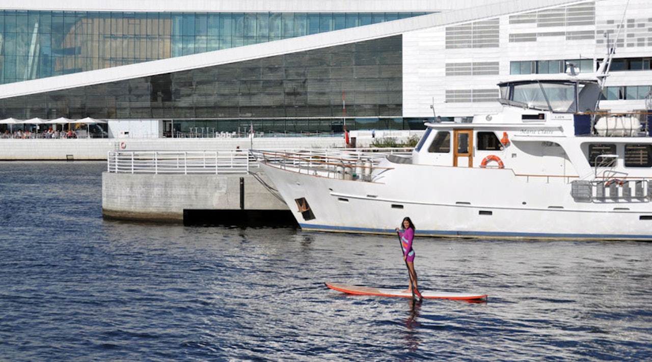 FJORDSUP: En av deltagerne tar seg en SUP-tur i urbane omgivelser. FJORDSUP: En av deltagerne tar seg en SUP-tur i urbane omgivelser.