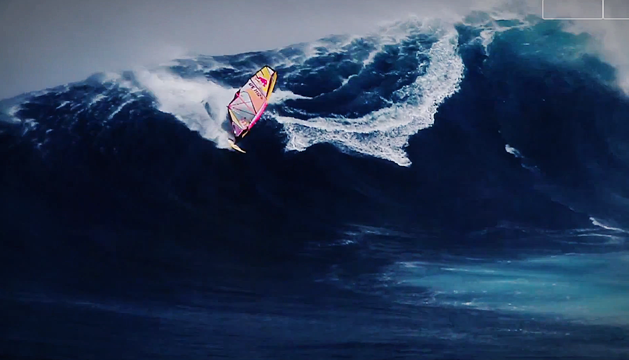 VANNMANN: Kai Lenny windsurfer, surfer og kiter på Jaws. 