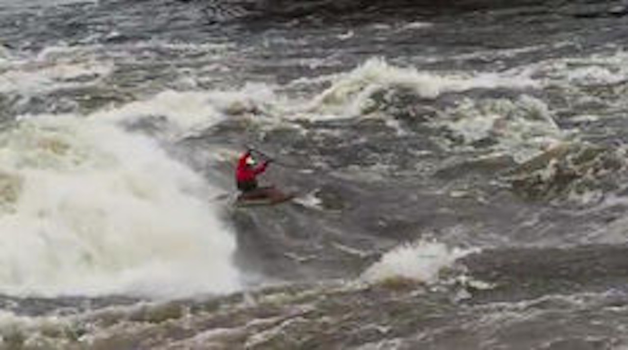 FET BØLGE: Gladiator-bølgen i Ottawa river åpner for fete moves. FET BØLGE: Gladiator-bølgen i Ottawa river åpner for fete moves.