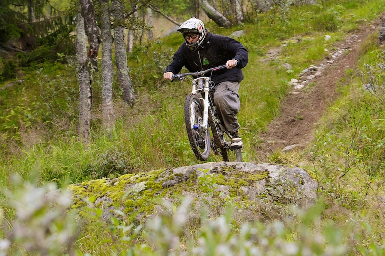 Martin Hjelseth med flere har bygget Syko-løypa for hånd. I helga tok han andreplassen i Kongen av Syko. Foto: Rasmus Werner Martin Hjelseth med flere har bygget Syko-løypa for hånd. I helga tok han andreplassen i Kongen av Syko. Foto: Rasmus Werner
