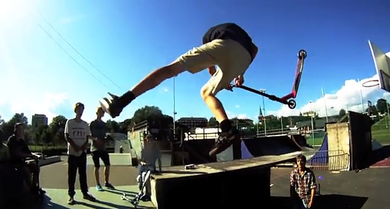 CAN I KICK IT? Sparkesykkel kan brukes til så mangt, inkludert fete knep i skateparken. CAN I KICK IT? Sparkesykkel kan brukes til så mangt, inkludert fete knep i skateparken.