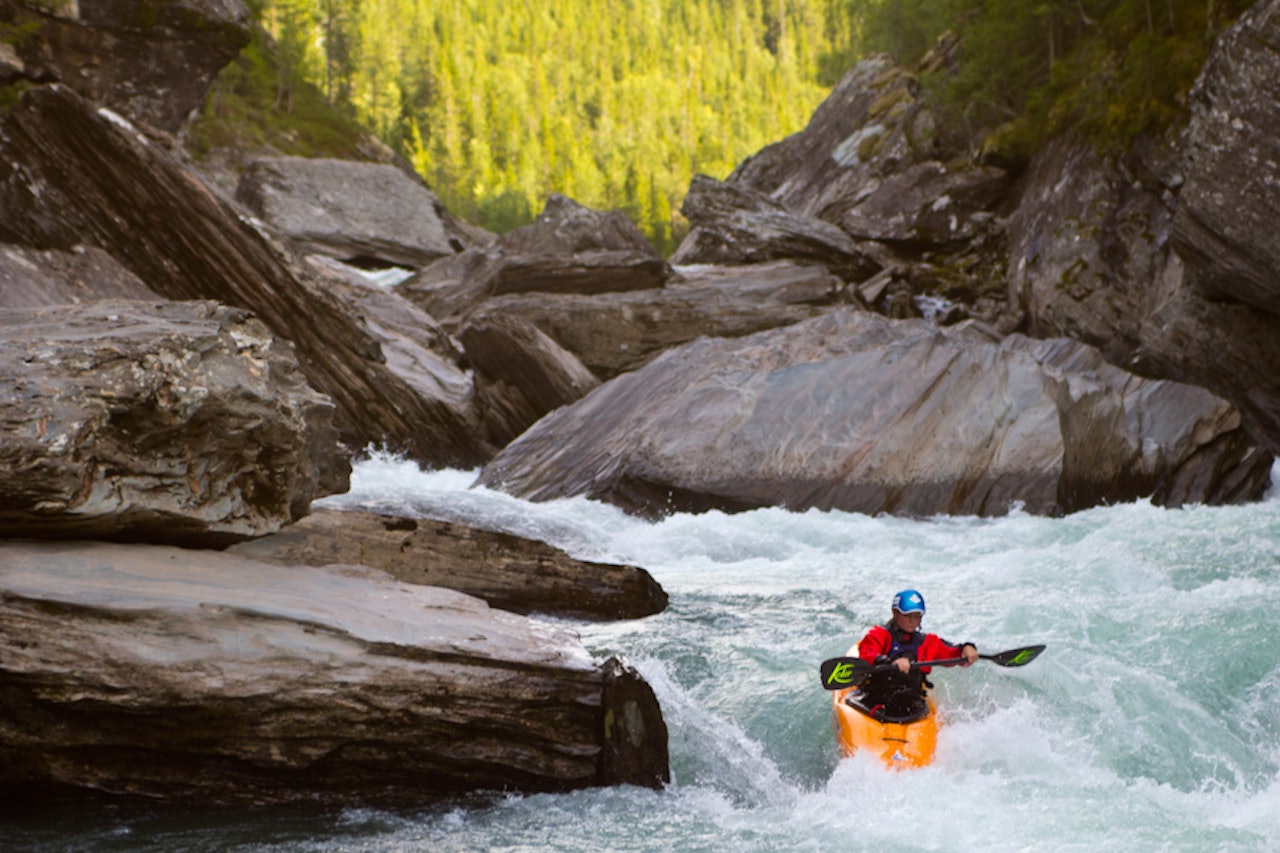 FØRST: Mariann i aksjon i den nederste juvet i Susna. Foto: Ron Fischer. FØRST: Mariann i aksjon i den nederste juvet i Susna. Foto: Ron Fischer.