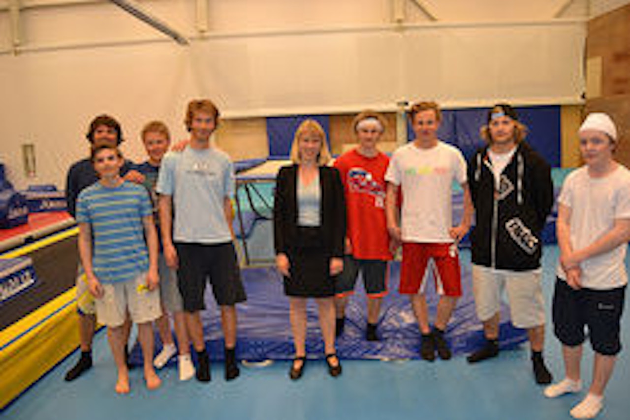 POPULÆR: Kulturministeren sammen med gutta i Heming Adrenalin. POPULÆR: Kulturministeren sammen med gutta i Heming Adrenalin.