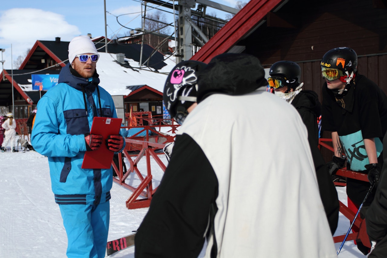 SENSOR: Eimund Staverløkk (i blå klær) var sensor for elevene ved Oppdal Skigymnas da de hadde eksamen i jibbing sist uke. Foto: Tore Meirik SENSOR: Eimund Staverløkk (i blå klær) var sensor for elevene ved Oppdal Skigymnas da de hadde eksamen i jibbing sist uke. Foto: Tore Meirik