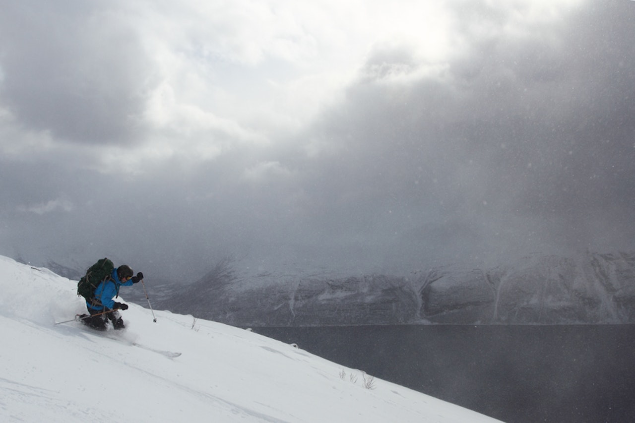 TELISPOW: Passe mengde pudder, fjord, nordlandske fjell, Kåfjord og telis. Kan det bli mye bedre? Foto: Tore Meirik 