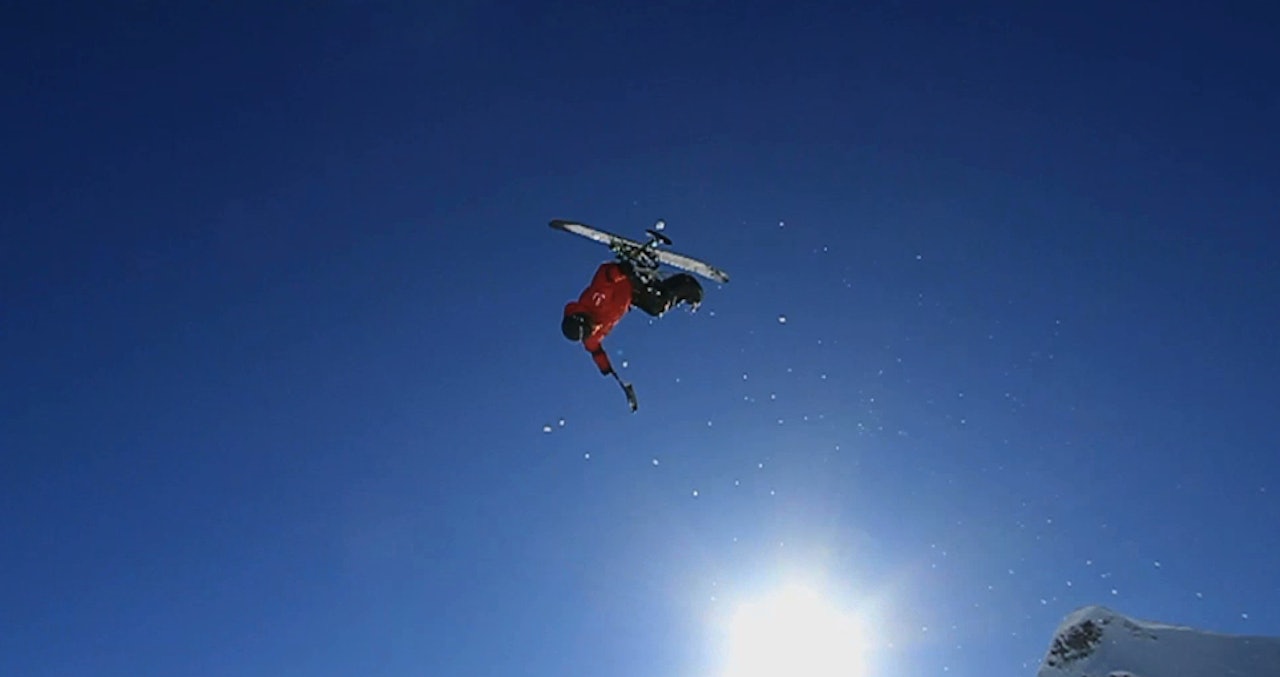 GÅR STORT: Når Josh Dueck først skal gjøre backflip på sitski finner han seg et hopp som ikke akkurat er lite! GÅR STORT: Når Josh Dueck først skal gjøre backflip på sitski finner han seg et hopp som ikke akkurat er lite!