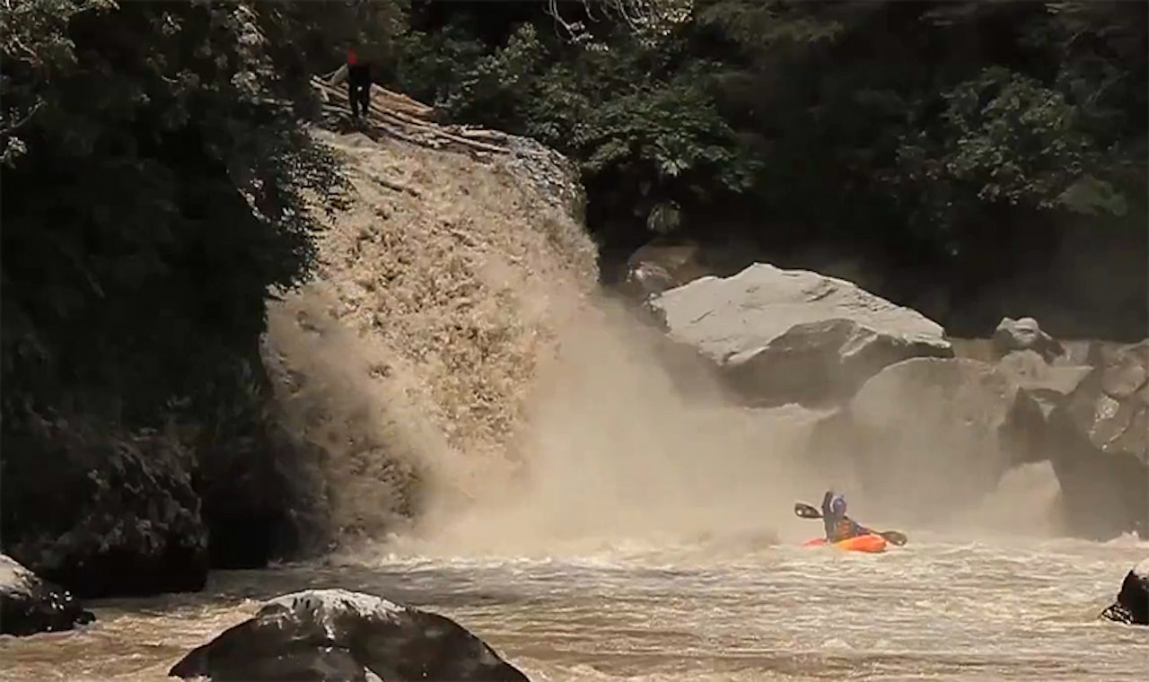 FORNØYD: Logan Grayling er stoka etter en av veldig mange dropp i Bomb Flow TV episode 7. FORNØYD: Logan Grayling er stoka etter en av veldig mange dropp i Bomb Flow TV episode 7.