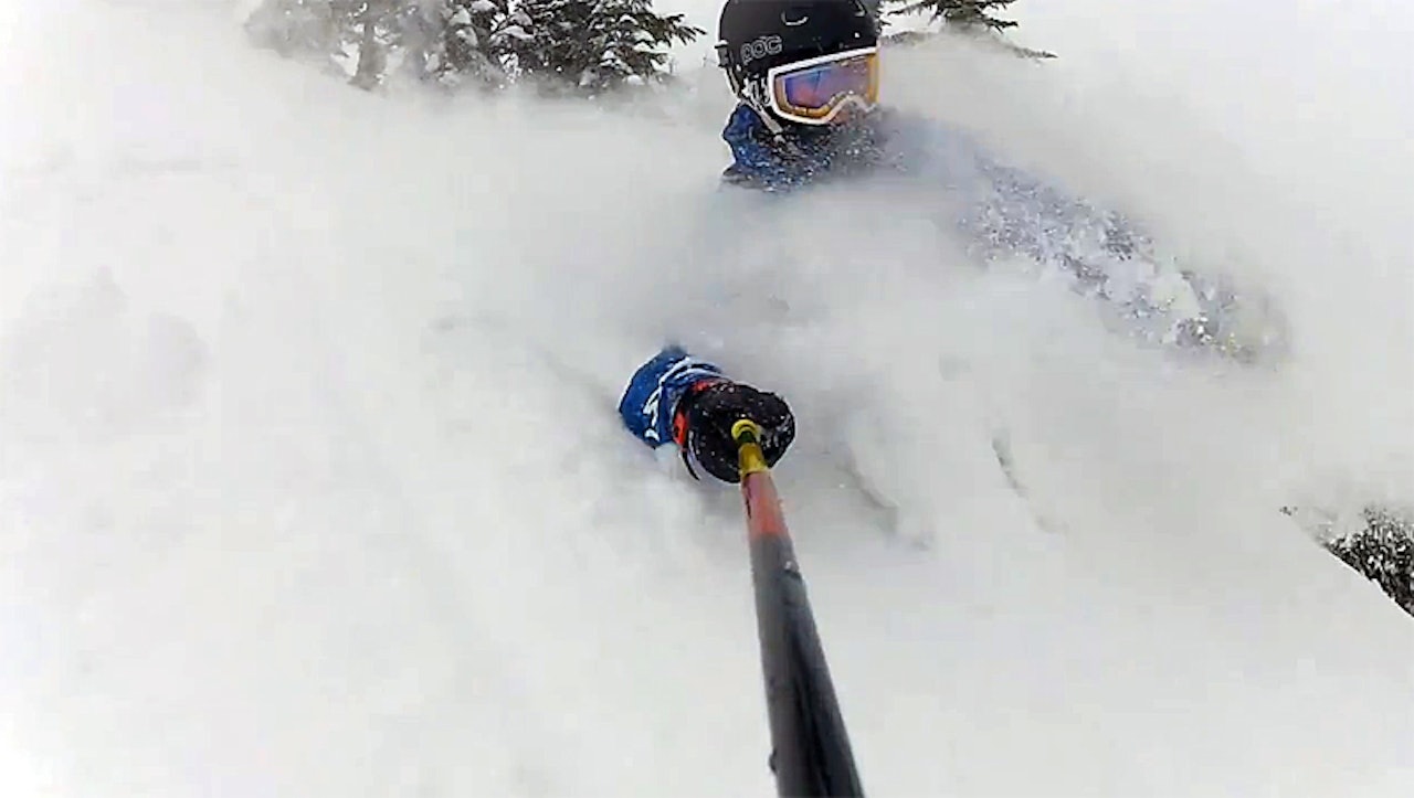PUDDER: Simen Gjelsvik kjører pudder i snøhullet Mt. baker i USA. PUDDER: Simen Gjelsvik kjører pudder i snøhullet Mt. baker i USA.