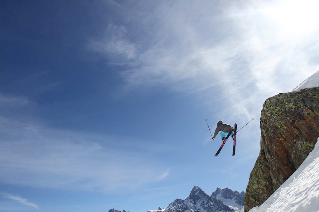 RÅSKALLE: På grunn av moderate engelskferdigheter og en umettelig drive til å hoppe MYE lenger en hva fotografen tror, flyr Tof Henry rett inn i nederste hjørne av dette bildet fra Le Flegere i Chamonix. Foto: Tore Meirik RÅSKALLE: På grunn av moderate engelskferdigheter og en umettelig drive til å hoppe MYE lenger en hva fotografen tror, flyr Tof Henry rett inn i nederste hjørne av dette bildet fra Le Flegere i Chamonix. Foto: Tore Meirik