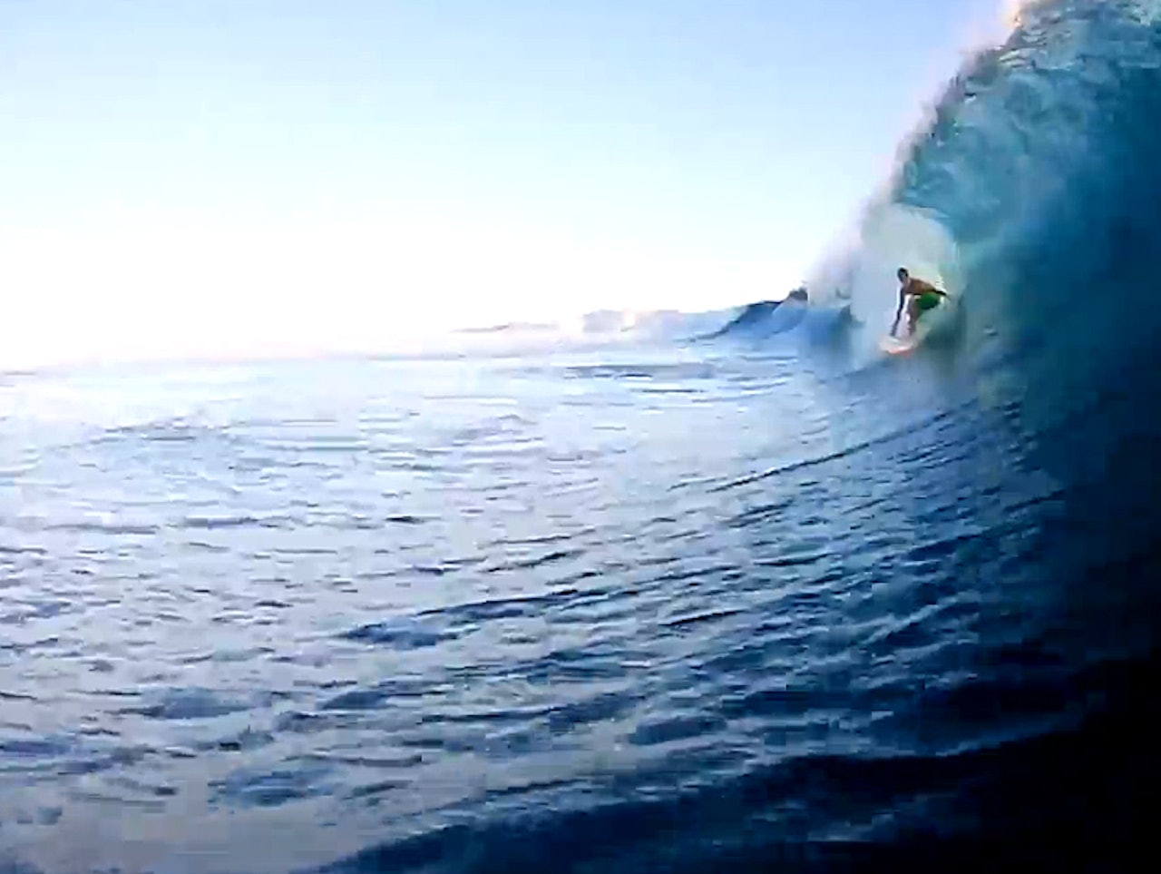 FETE BØLGER: Fra Vans´ solide halvtime med fet surfing. FETE BØLGER: Fra Vans´ solide halvtime med fet surfing.