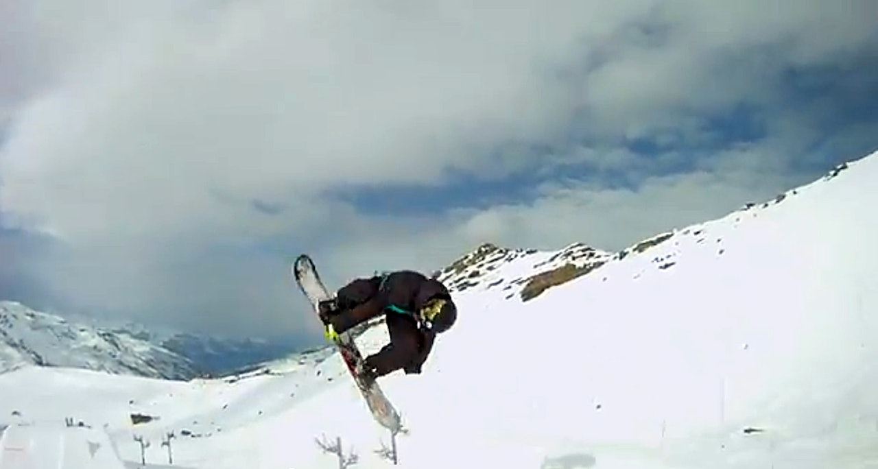 FRITIDSPROBLEM: Det var ikke så mye å finne på for Chris i Val Thorens, så han brukte heller en del tid på å kjøre followcam for snowboardkompisen Kieran. FRITIDSPROBLEM: Det var ikke så mye å finne på for Chris i Val Thorens, så han brukte heller en del tid på å kjøre followcam for snowboardkompisen Kieran.
