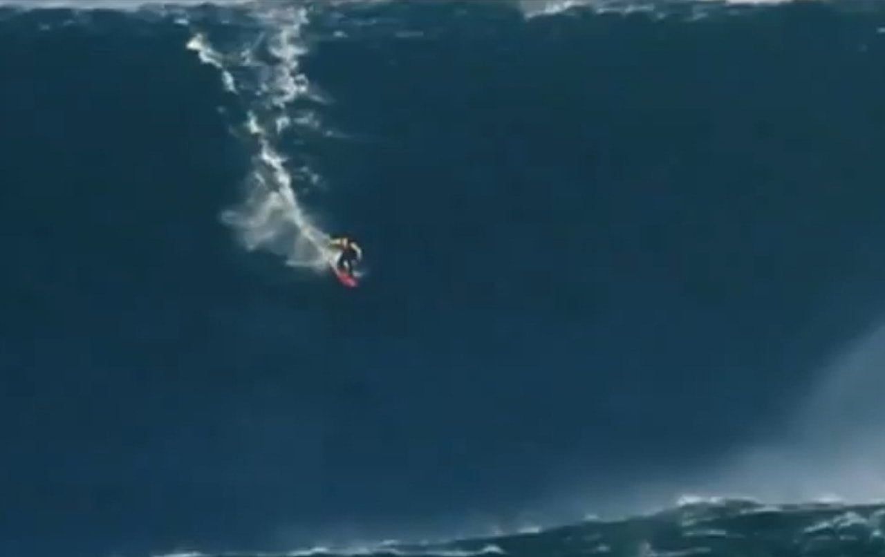 27 METER: Som en liten prikk skimtes McNamara på surfbrettet sitt, med blått på alle kanter. 27 METER: Som en liten prikk skimtes McNamara på surfbrettet sitt, med blått på alle kanter.