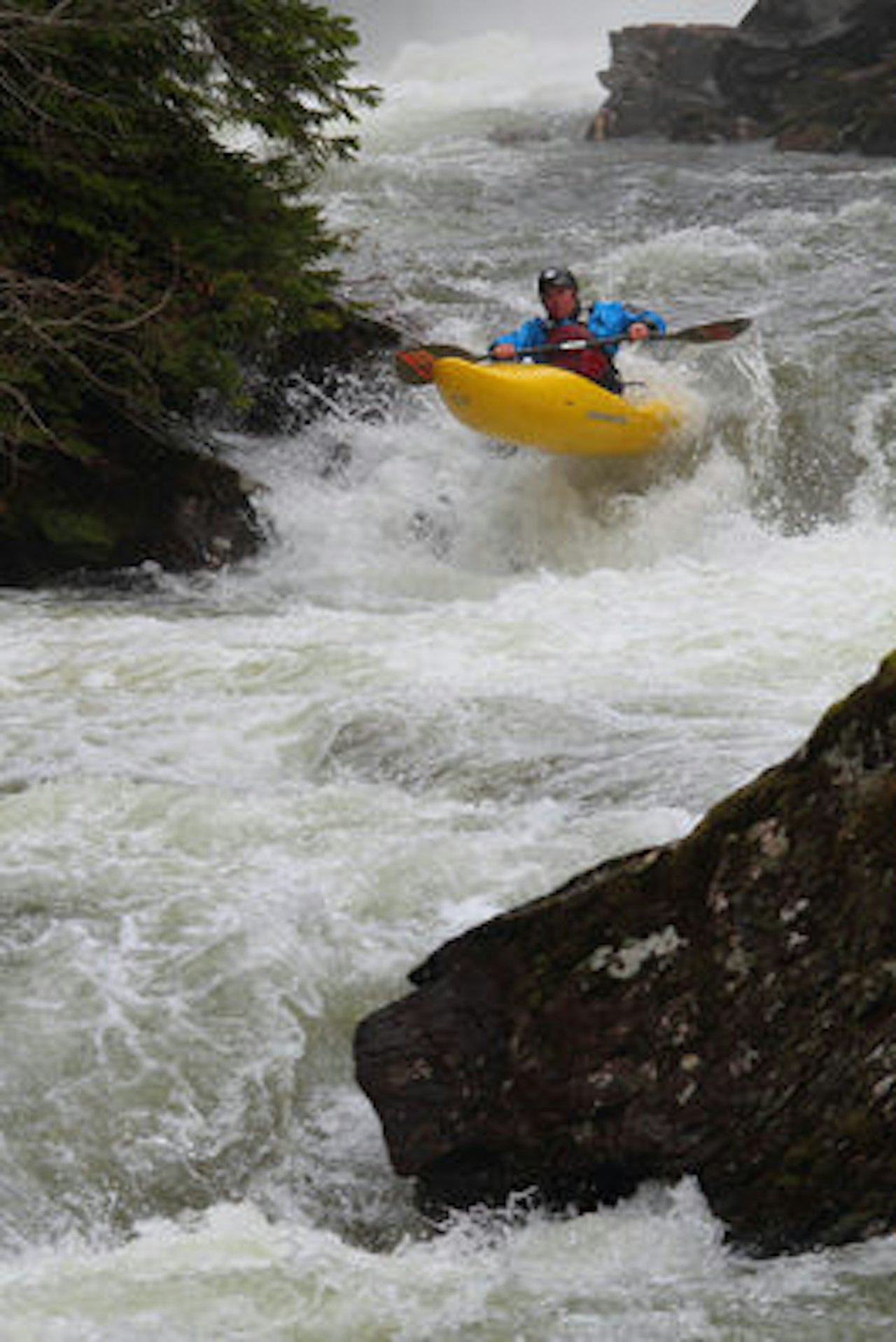UTFORDRENDE: Karl Engen bryter seg på i Vaksdalselva. UTFORDRENDE: Karl Engen bryter seg på i Vaksdalselva.