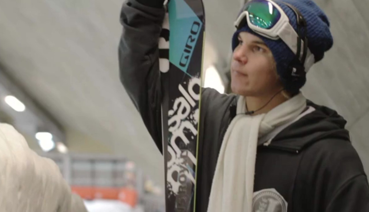 FINLAND: I denne episoden av Salomon Freeski TV tar crewet turen til de tusen sjøers land, og hjemstedet til halfpipe-talentet AJ Kemppainen. FINLAND: I denne episoden av Salomon Freeski TV tar crewet turen til de tusen sjøers land, og hjemstedet til halfpipe-talentet AJ Kemppainen.